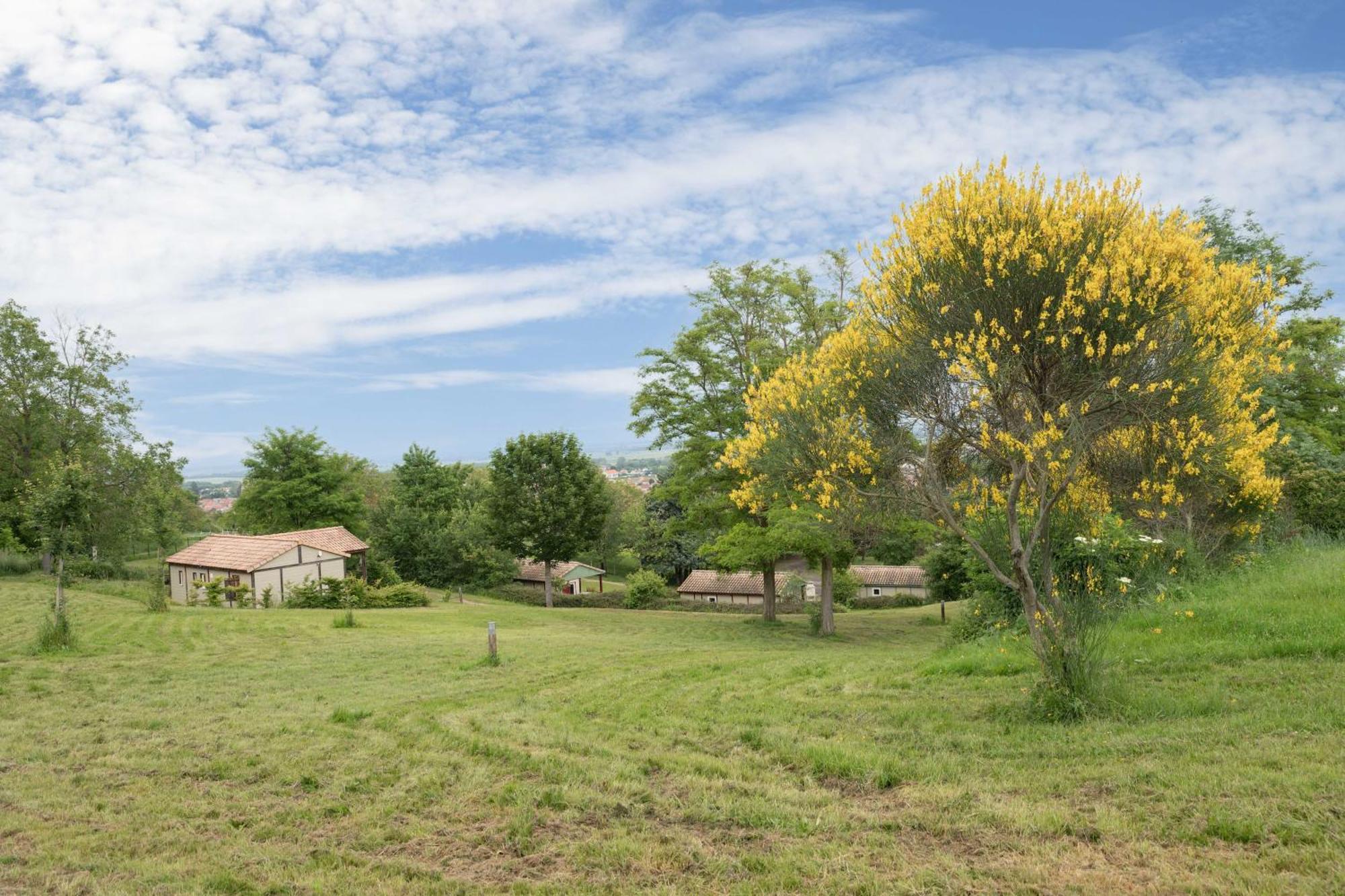 Camping Le Mont Libre - Cottage & Espace Nature - Gannat Bagian luar foto