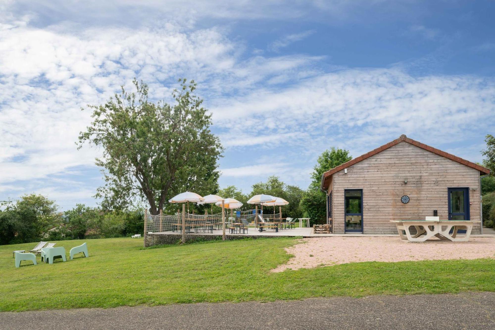 Camping Le Mont Libre - Cottage & Espace Nature - Gannat Bagian luar foto