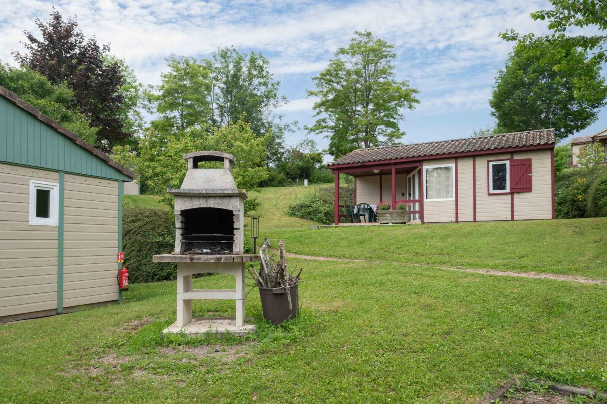 Camping Le Mont Libre - Cottage & Espace Nature - Gannat Bagian luar foto