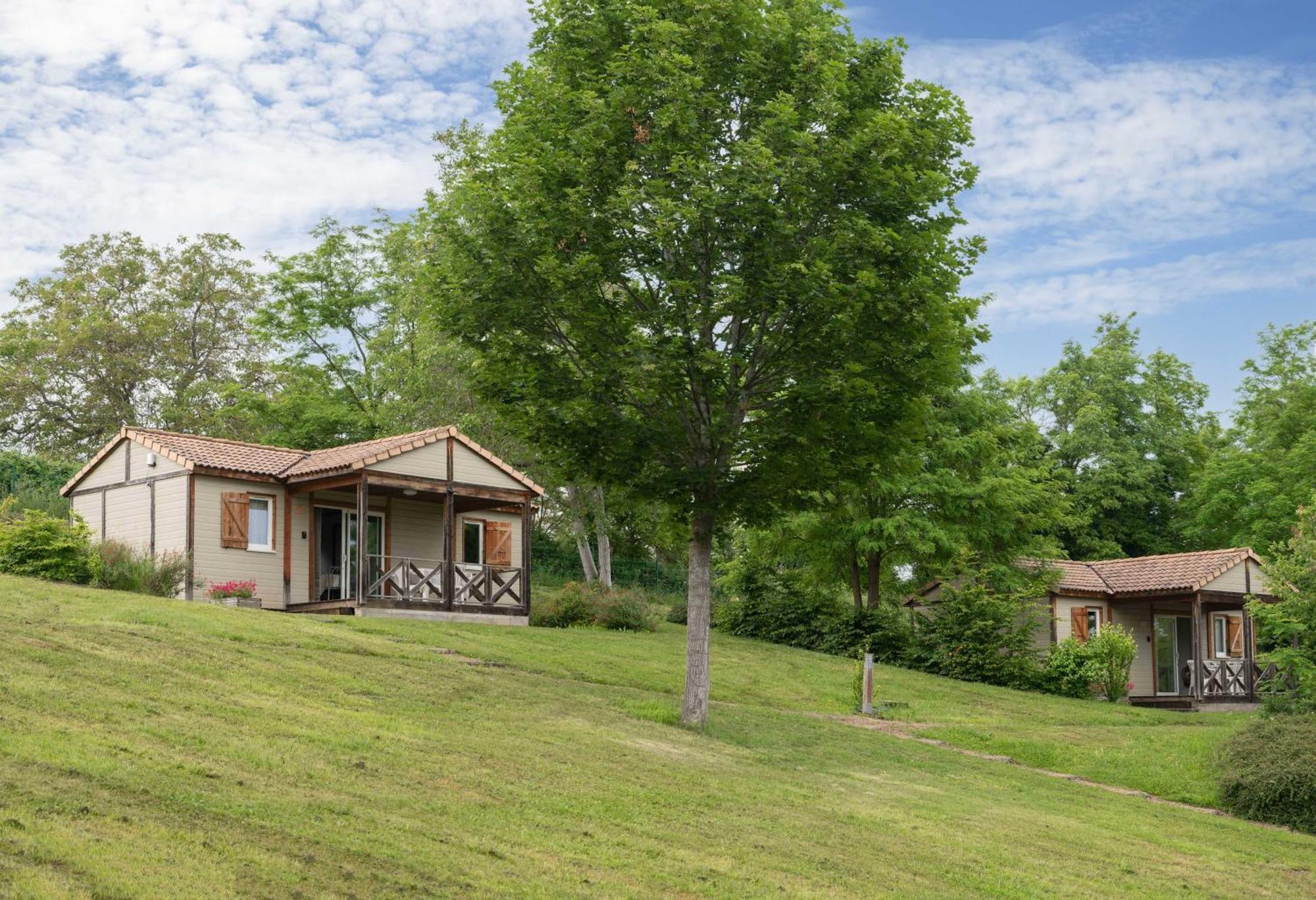 Camping Le Mont Libre - Cottage & Espace Nature - Gannat Bagian luar foto